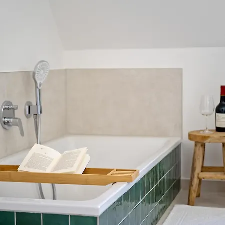 Ackerbuergerhaus - Historische Mit 4 Schlafzimmern, Kamin, Sauna, Balkon-terasse, Altstadt Und 5 Min Zu Fuss, Moderne Kueche, Parkplatz, Wlan 아파트 유틴