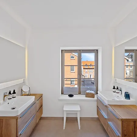 Ackerbuergerhaus - Historische Mit 4 Schlafzimmern, Kamin, Sauna, Balkon-terasse, Altstadt Und 5 Min Zu Fuss, Moderne Kueche, Parkplatz, Wlan Apartman