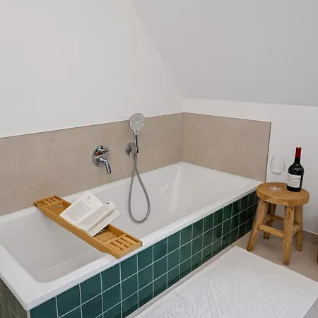 Ackerbuergerhaus - Historische Mit 4 Schlafzimmern, Kamin, Sauna, Balkon-terasse, Altstadt Und 5 Min Zu Fuss, Moderne Kueche, Parkplatz, Wlan 유틴